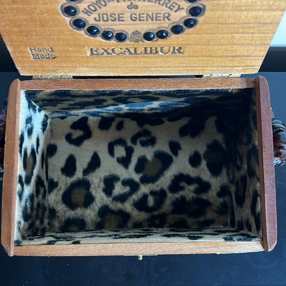 Vintage wooden cigar box purse lined with glass beaded handle and charm - Picture 15 of 15